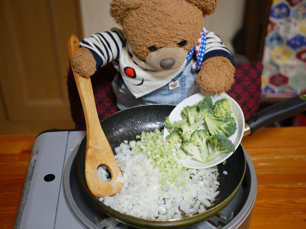 野菜を炒める