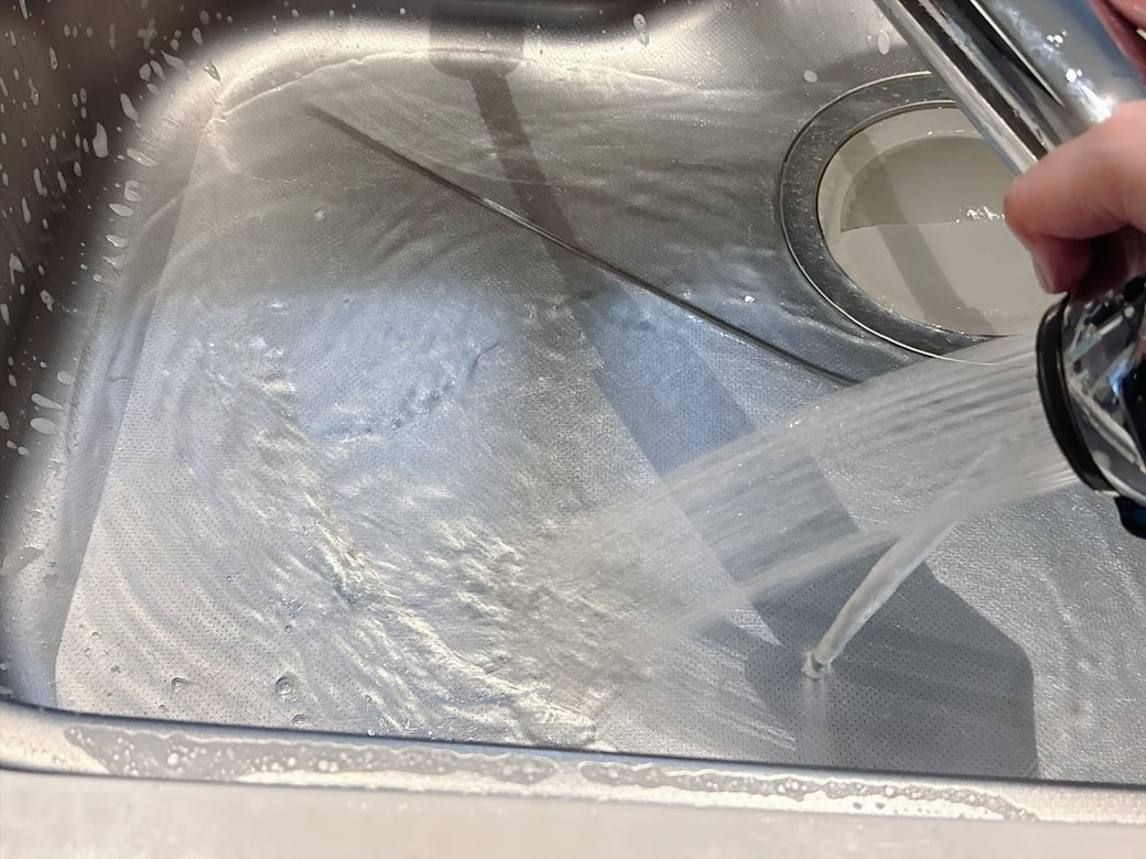 手順4.排水口ネットをゴミ受けに取り付けたら、水で洗い流す