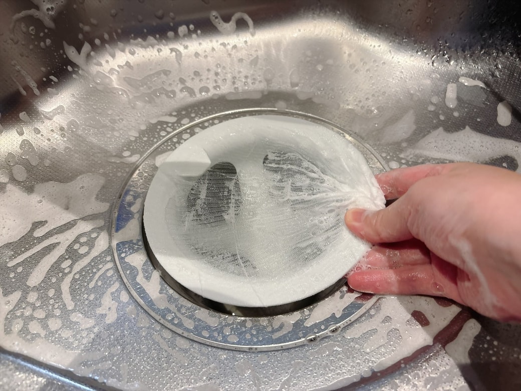 手順4.排水口ネットを取りつけて、水をかけて洗い流す