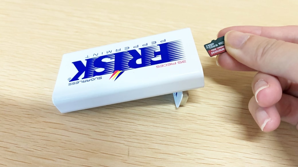 フリスクの空き容器にメモリーカードを収納