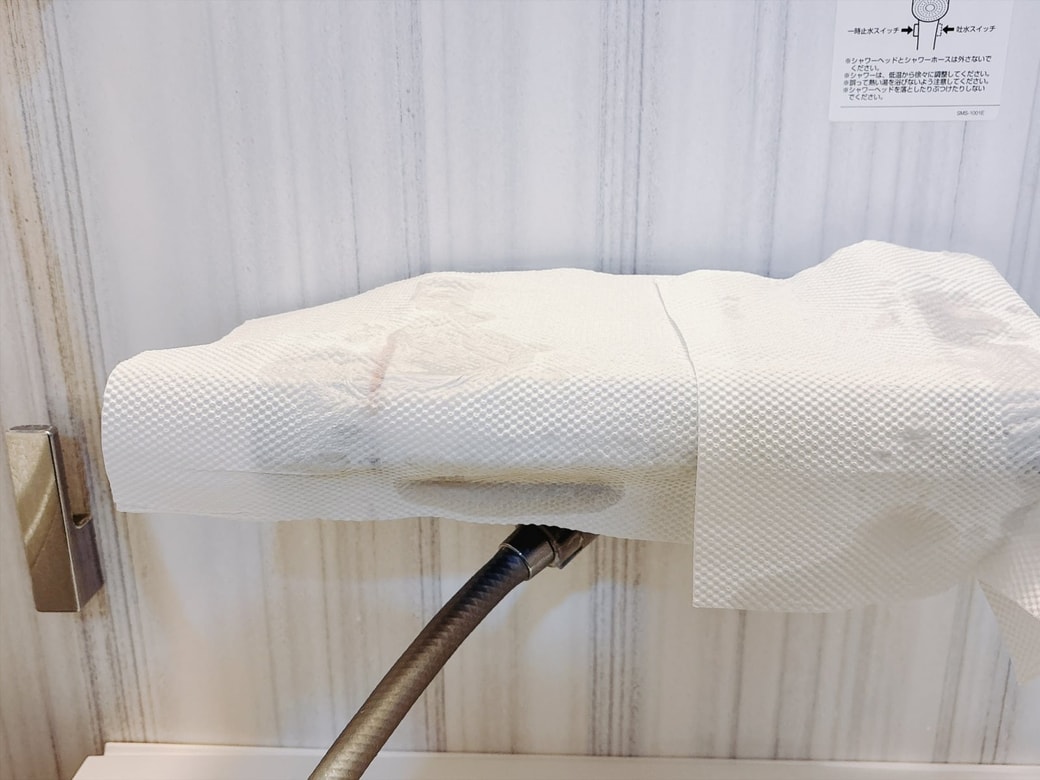 手順2.キッチンペーパーで湿布をして、その上からさらにクエン酸水をスプレーする