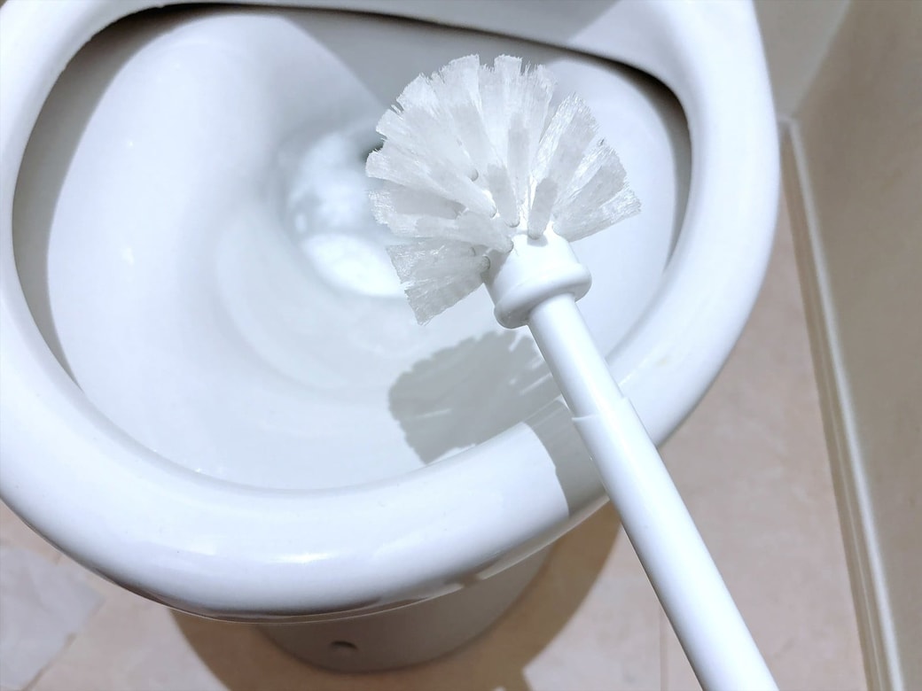 手順2.トイレブラシで便器を磨く