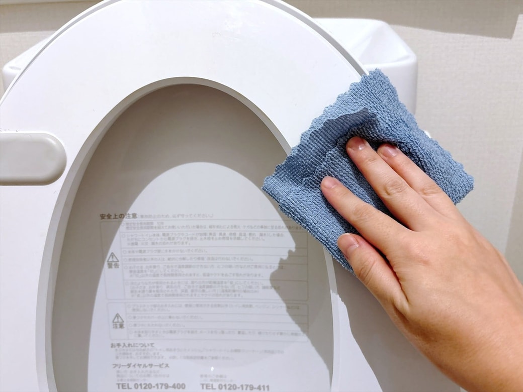 手順2．便座裏の汚れを拭き取る