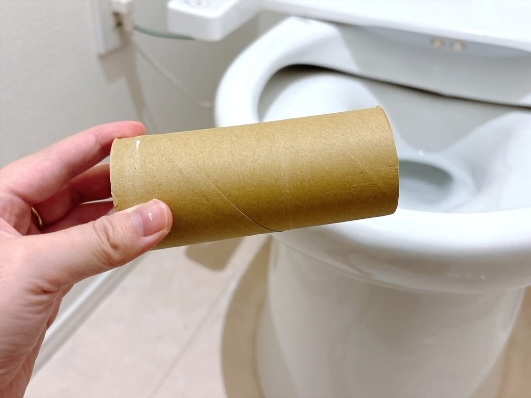 トイレットペーパーの芯で汚れをごっそり!