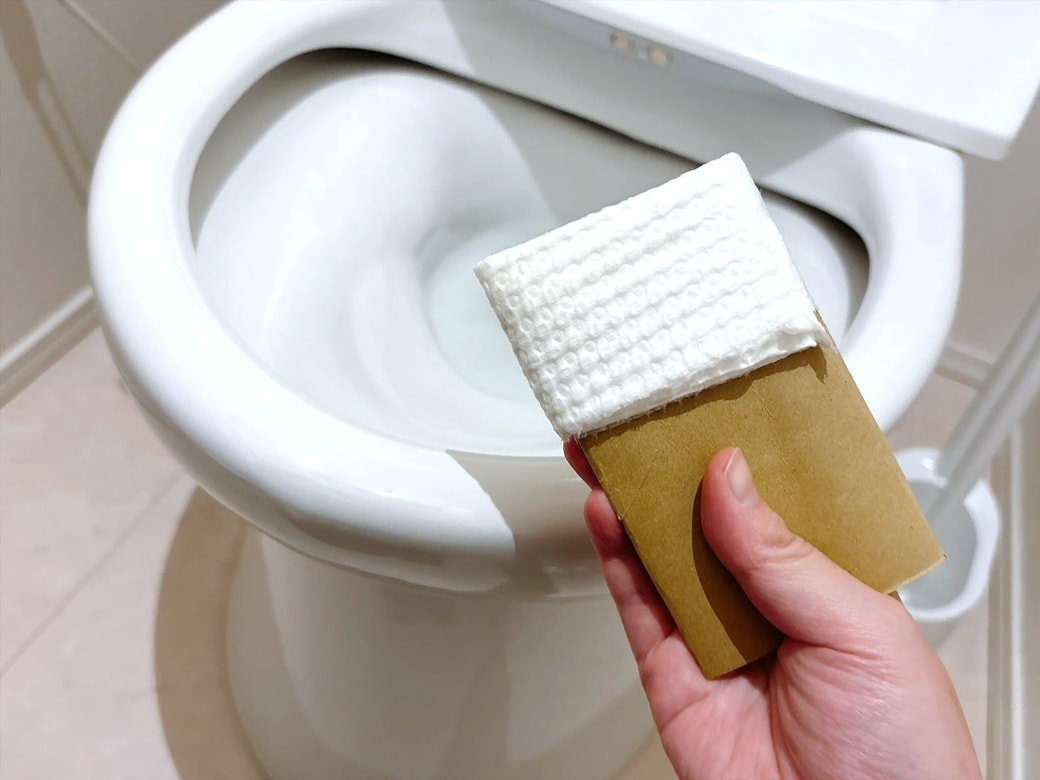 手順2.トイレ掃除用のウェットシートを巻きつける