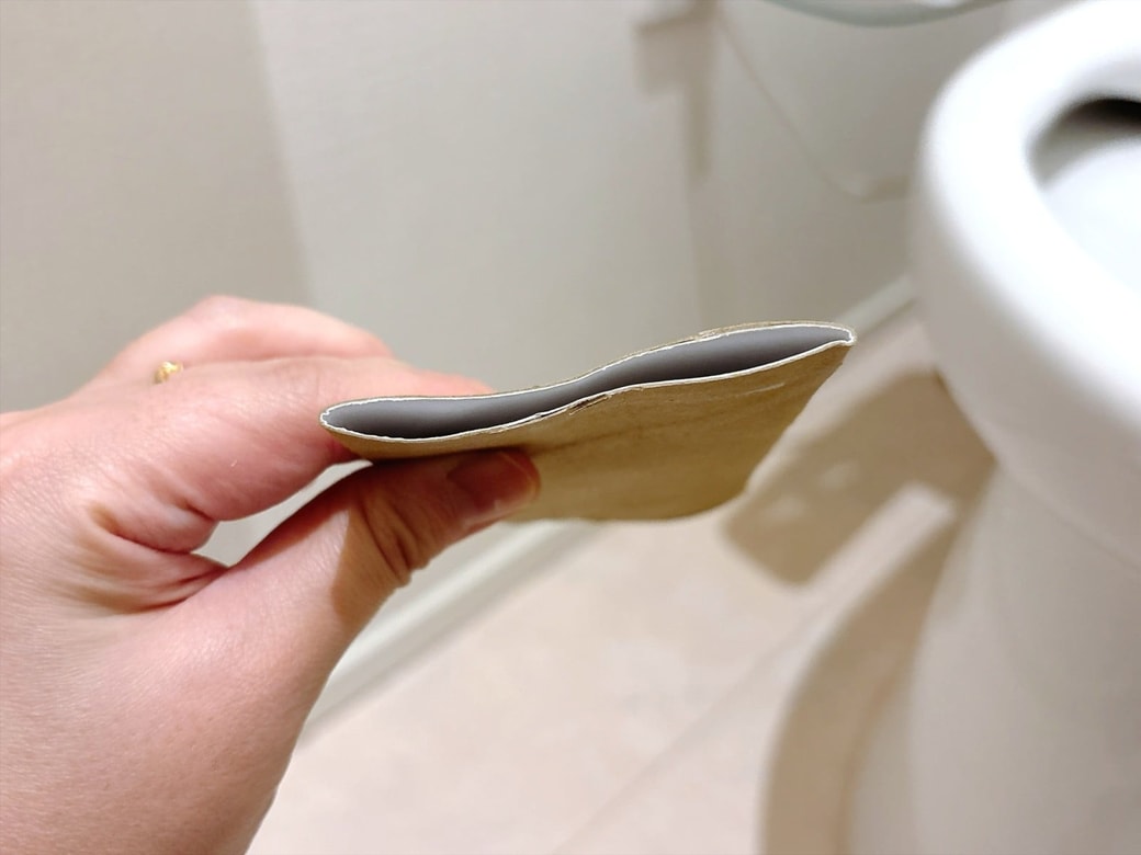 手順1.トイレットペーパーの芯を、平たくつぶす