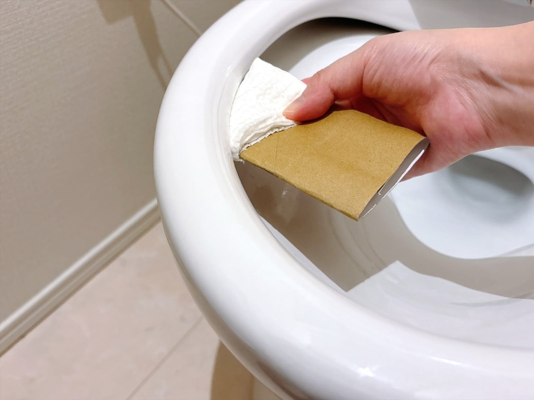 便器の奥から手前へ、すーっと動かす