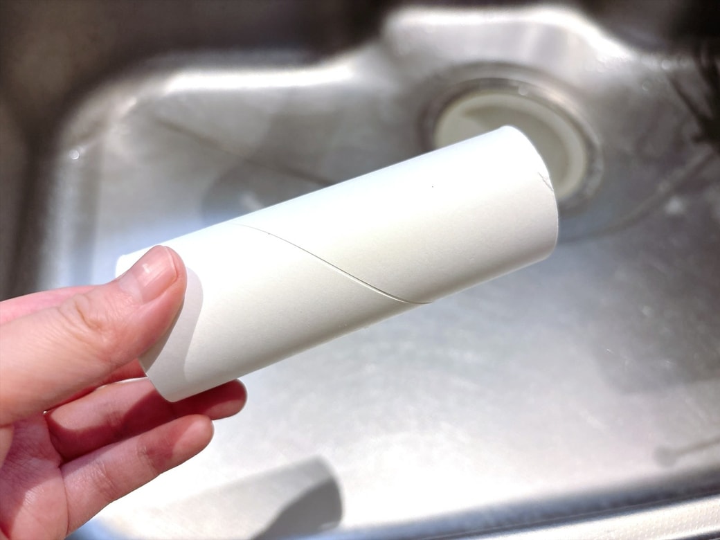 トイレットペーパーの芯を使うと、ぬめりを触らずお手入れ