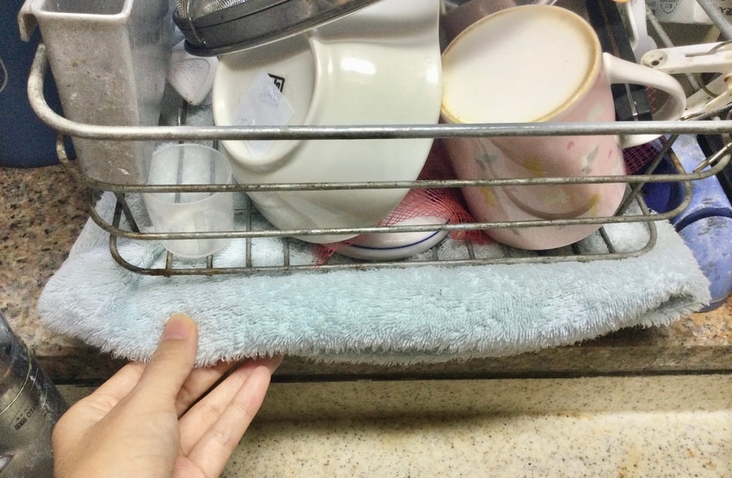 バスタオルを水切りかごの下敷きに