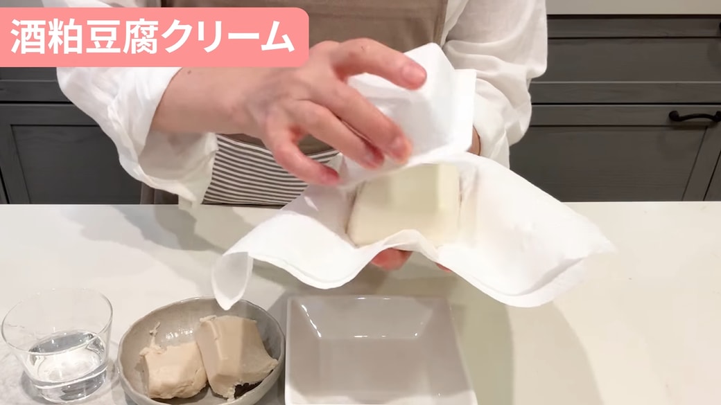 豆腐の水切りをしている人