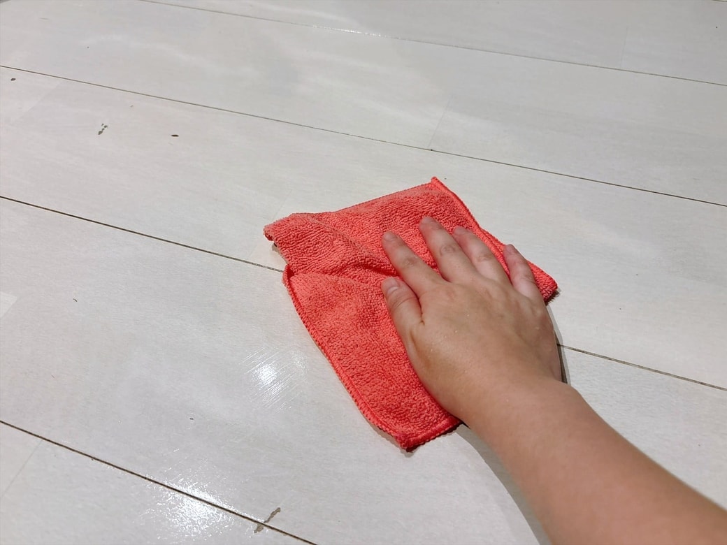 手順2.床をくまなく水拭きする