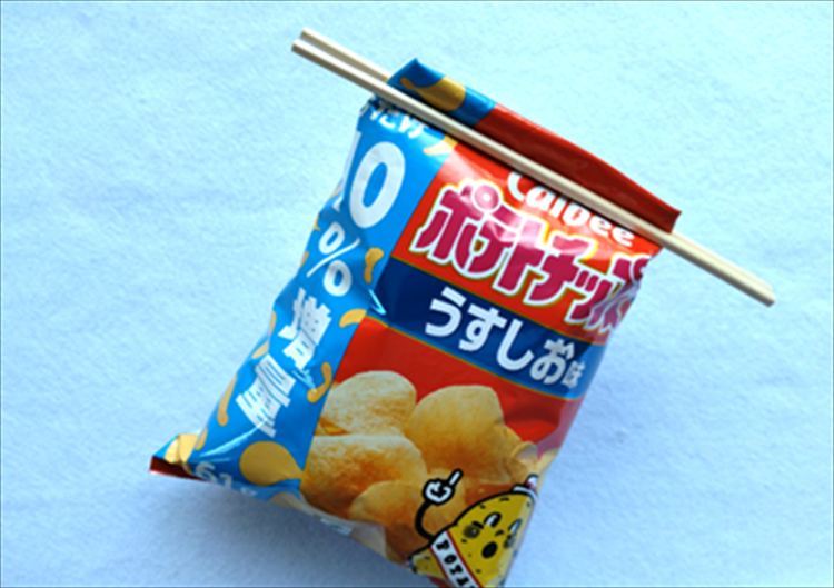 食べかけのお菓子の袋を一時的に割り箸で挟んだところ