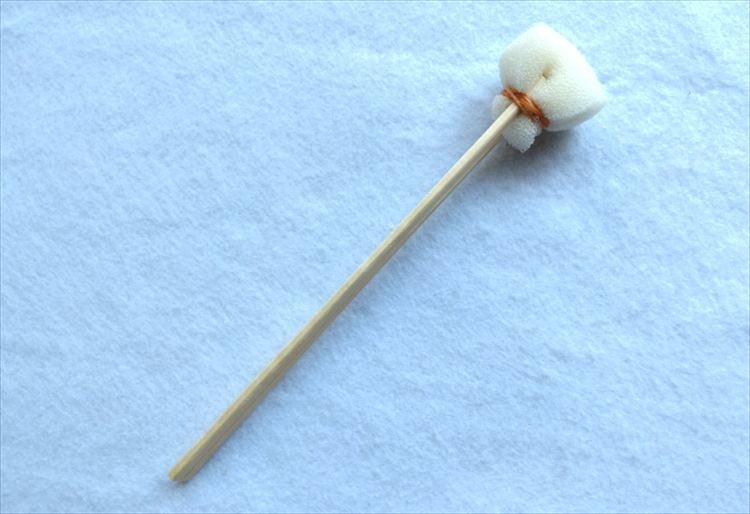 スポンジを挟んで使い捨ての掃除道具に