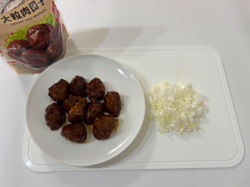 肉団子と長ねぎを切る