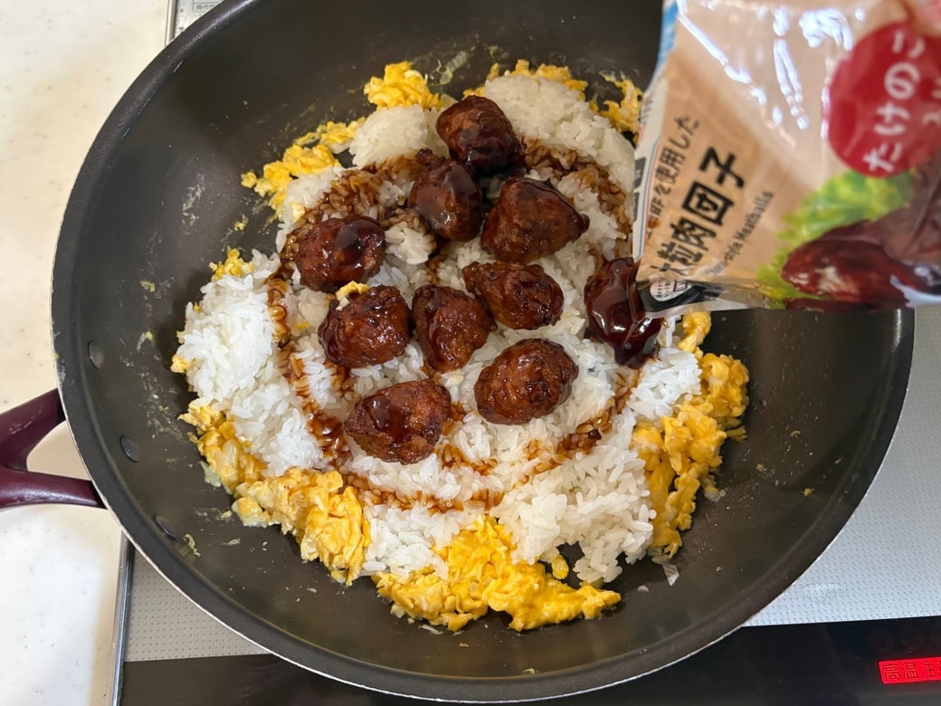 ごはん、肉団子、残ったあんを加える