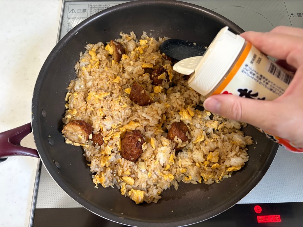 塩こしょうで味をととのえる