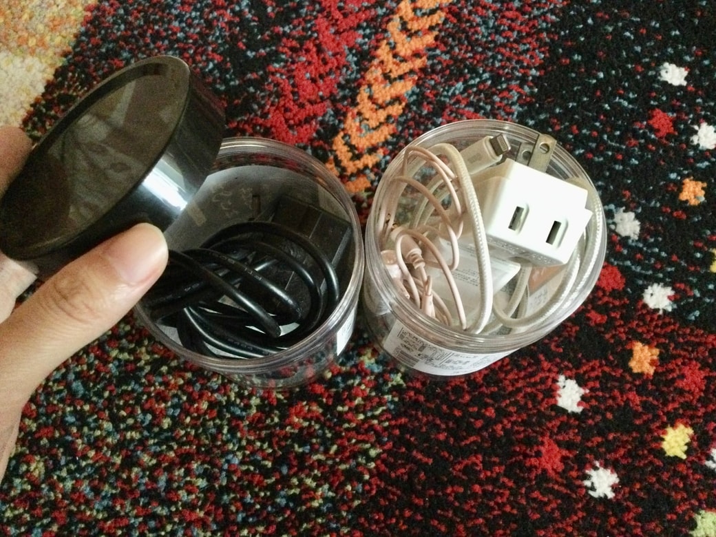 海苔の容器に充電ケーブルを収納