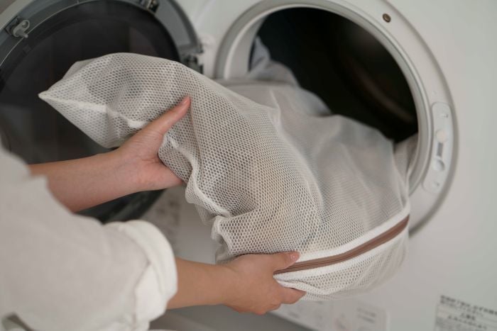 洗濯機でダウンを洗う様子