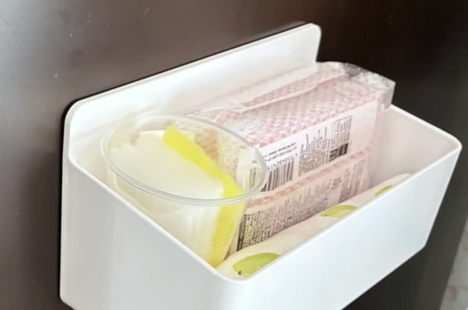 ダイソーのボトルホルダーにキッチンクロスやスポンジを収納