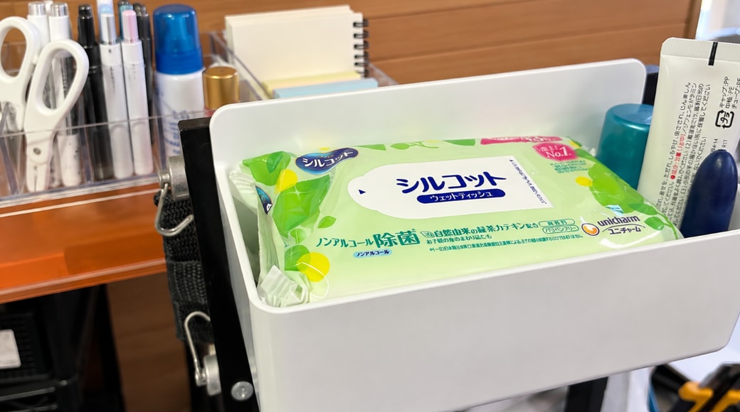 デスク周りの収納にダイソーのボトルホルダーを活用