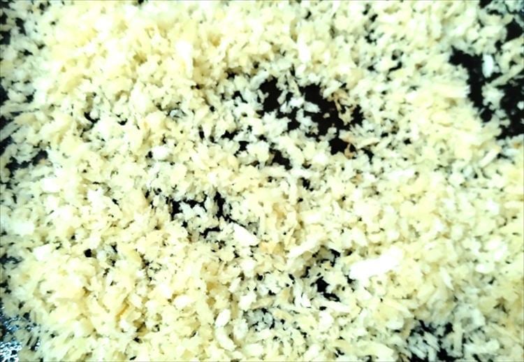 パン粉を炒めるところ