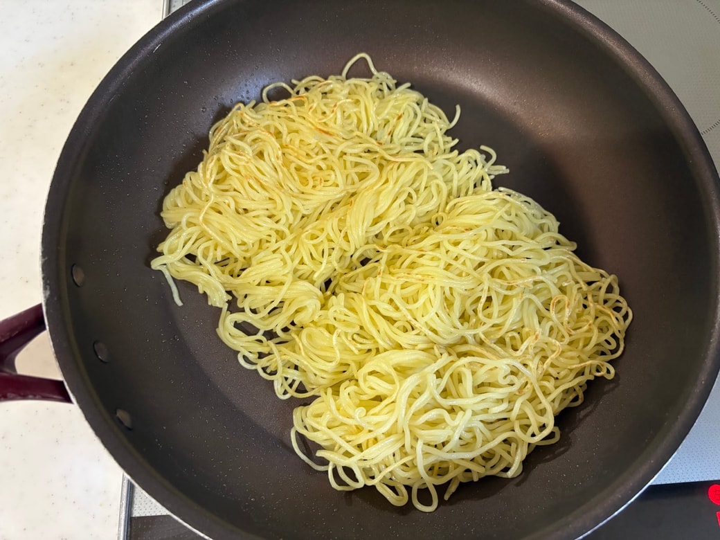 中華麺を炒める