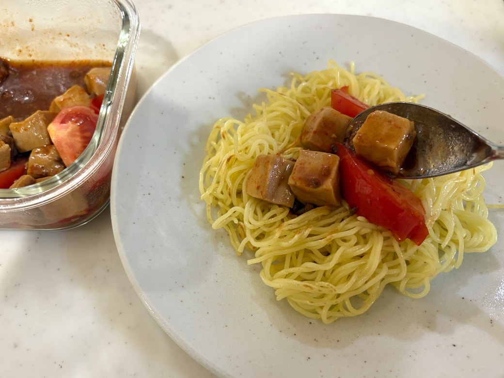 中華麺の上に麻婆豆腐をかける