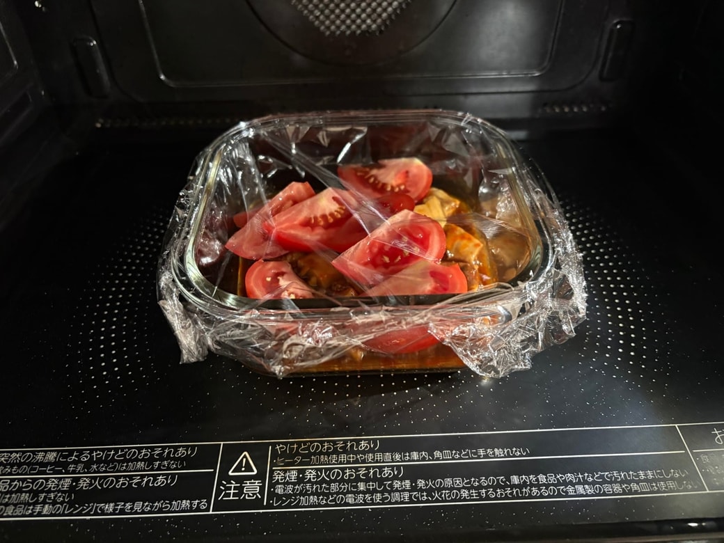 耐熱容器に麻婆豆腐とトマトを入れて温める
