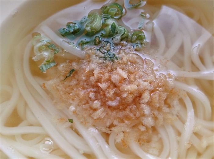 炒めたパン粉をうどんにかけたところ