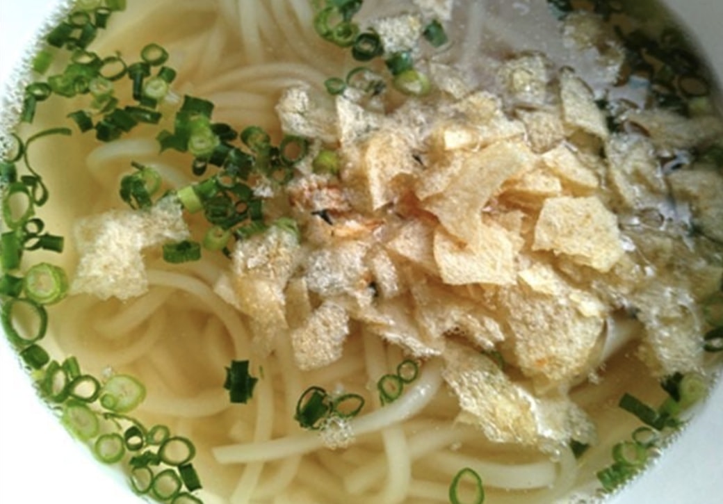 ポテトチップスをうどんにのせたところ