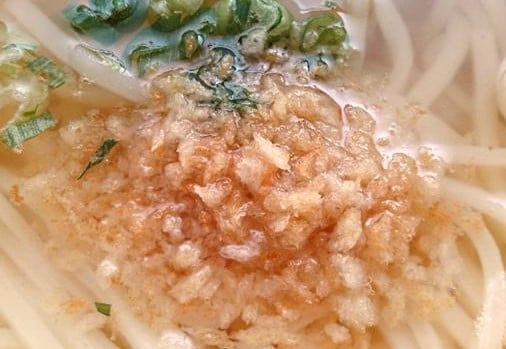 うどんに炒めたパン粉をのせたところ