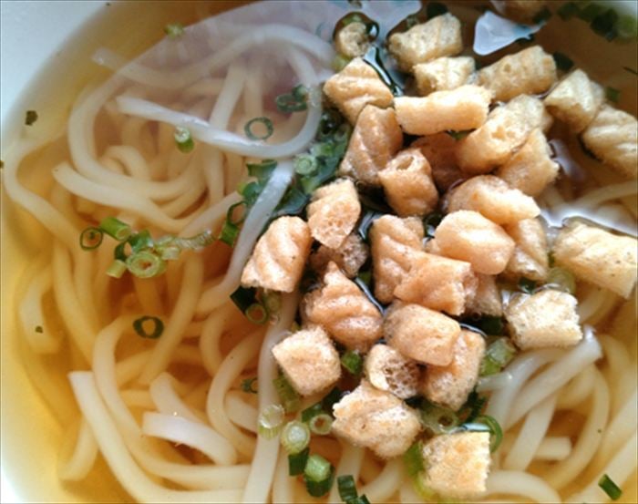 えびせんをうどんにのせたところ