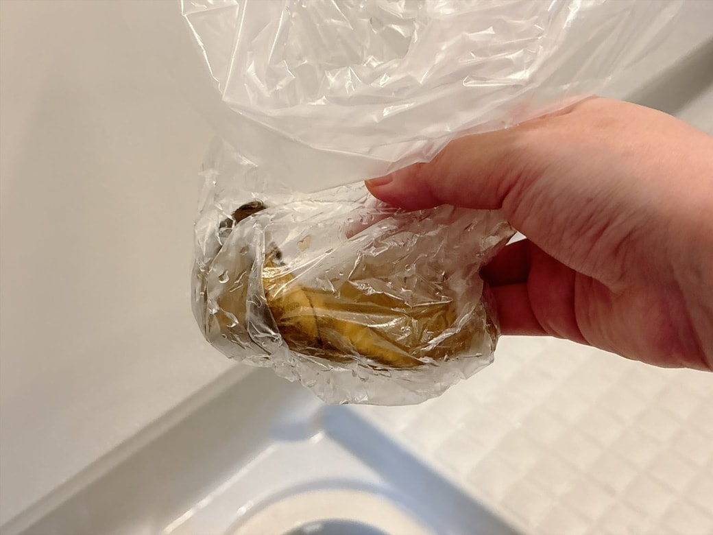 使い終わったトイレットペーパーの芯は、ポリ袋に入れて可燃ごみとして処分する