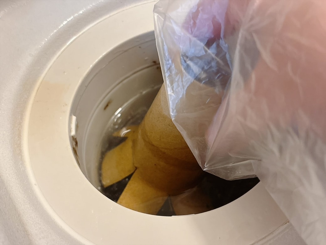 ゆっくりとまわしながら動かすと、花びらのような部分が汚れにひっかかり、ぬめりが落ちる
