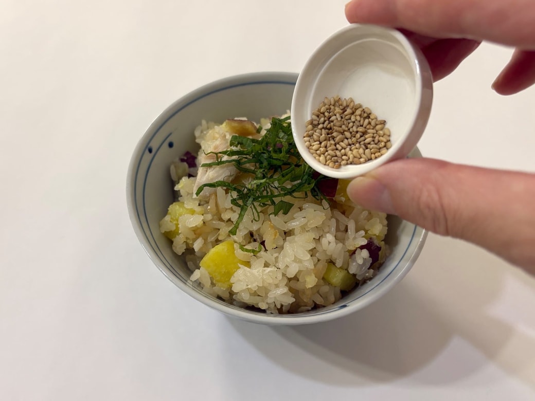 大葉と白ごまをのせる