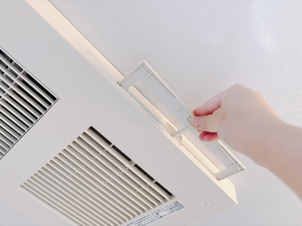 乾いたら、浴室乾燥機にフィルターを戻す