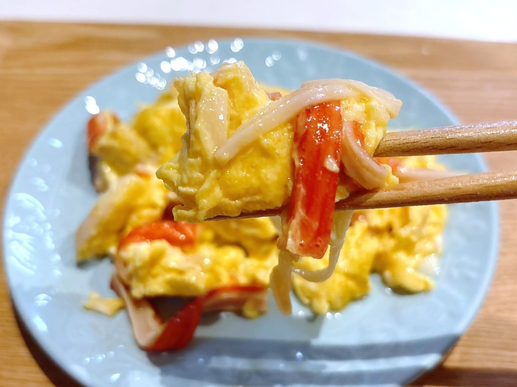 卵のふわっとした食感の中に、かにかまの少し甘くてしょっぱい味が混ざっておいしい