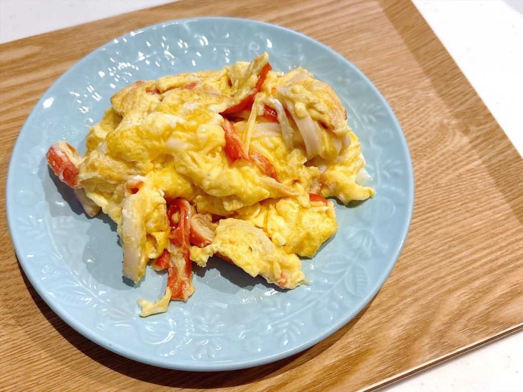 できあがった「かにかまスクランブルエッグ」