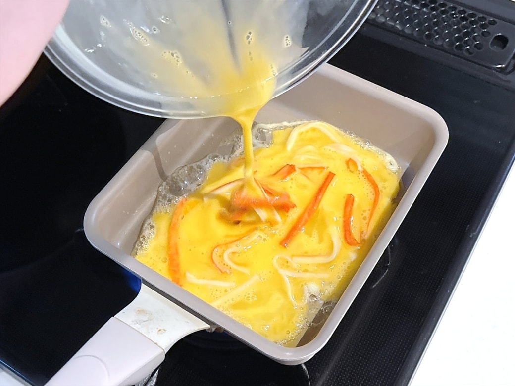フライパンに卵液を流し入れたら……