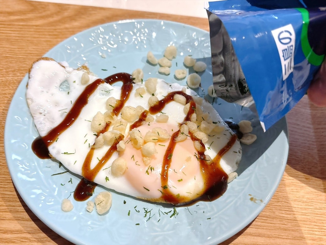 最後に青のりをふって仕上げる