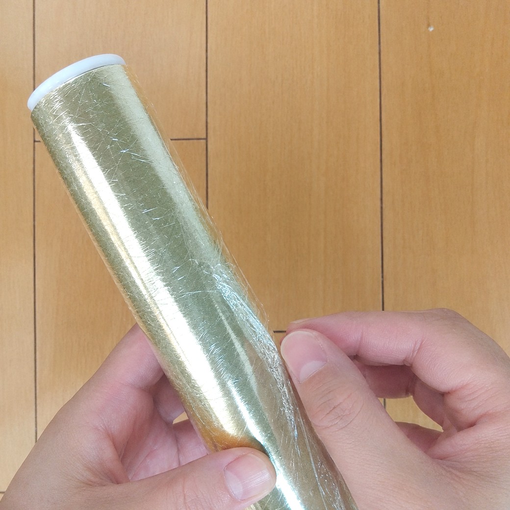 輪ゴムを広げた手でラップをさする人