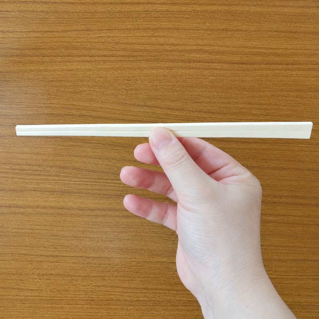 割り箸を持つ人
