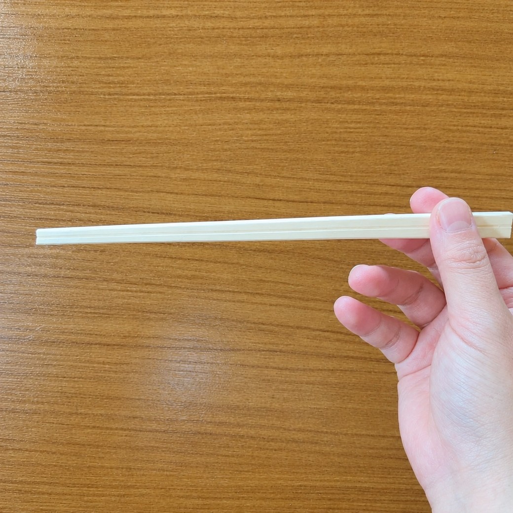 割り箸を持つ人