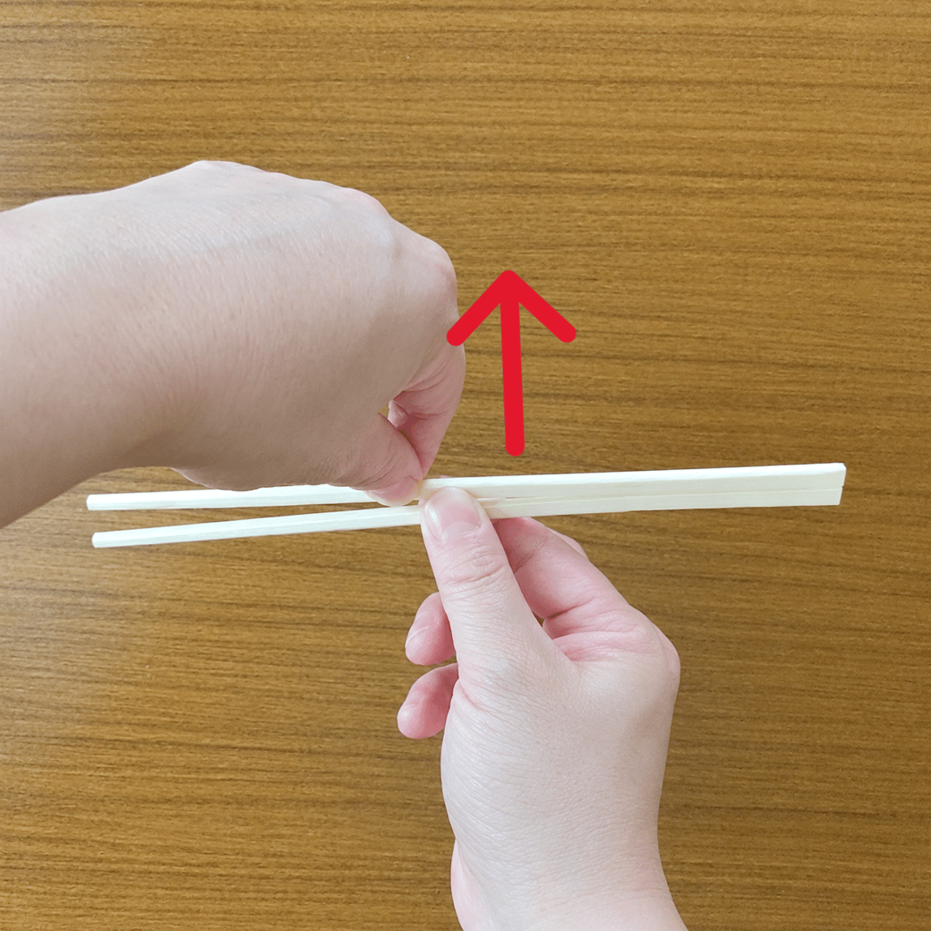 割り箸を持つ人