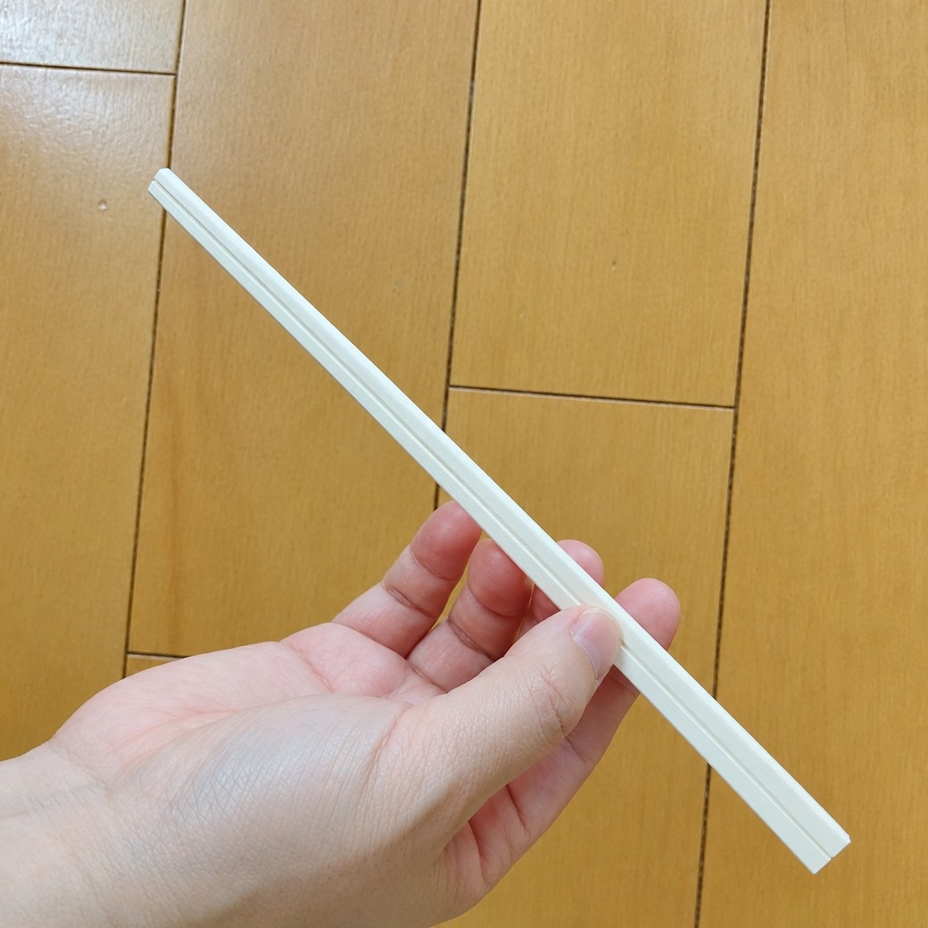 割り箸を持つ人