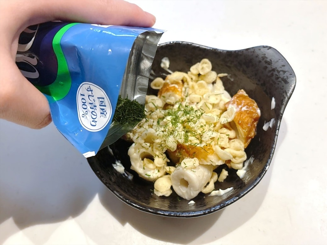 手順3．天かすと青のりをかける
