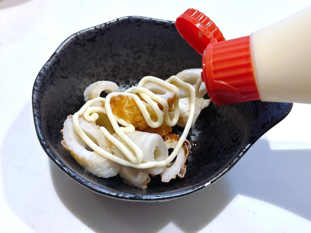 手順2．マヨネーズとめんつゆを入れて、ちくわと和える