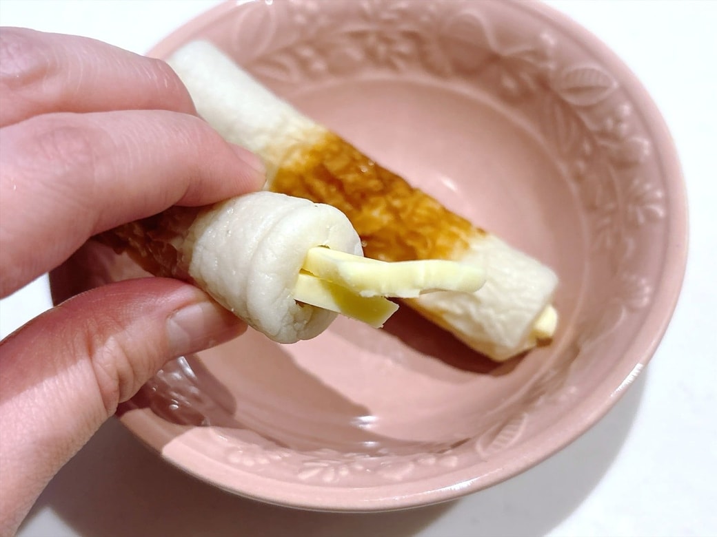 手順1.プロセスチーズを1cm程度の棒状に切って、ちくわの穴に詰めたら、食べやすい大きさにカットする
