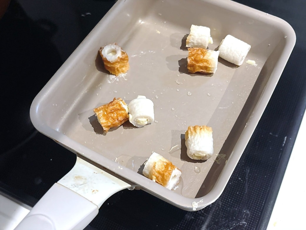 手順2.フライパンに油を熱し、チーズを詰めたちくわを焼く