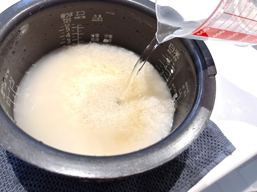 手順2.水を2合の目盛りまで入れたら、炊飯する